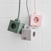 Plug Kub stikdåse i grøn, grå og rosa med 3 jordede stikkontakter, 2 USB-A og 1 USB-C.