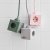 Plug Kub stikdåse i grøn, grå og rosa med 3 jordede stikkontakter, 2 USB-A og 1 USB-C.