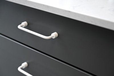 Limone håndtag mat hvid monteret på grå skuffefront, CC 128 / 160 / 224 mm