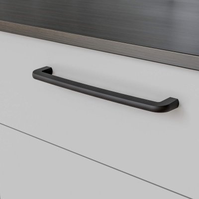 Visby køkkenhåndtag i mat sort monteret på hvid køkkenlåge