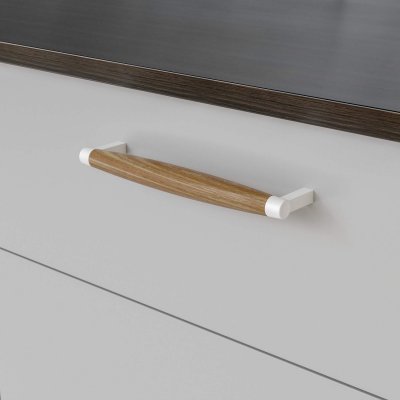 Hjo køkkenhåndtag i hvidt og lakeret eg