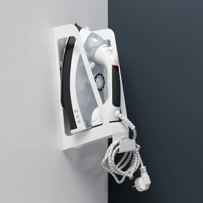 Hvid vægmonteret strygejernsholder, der giver sikker og pladsbesparende opbevaring i bryggerset