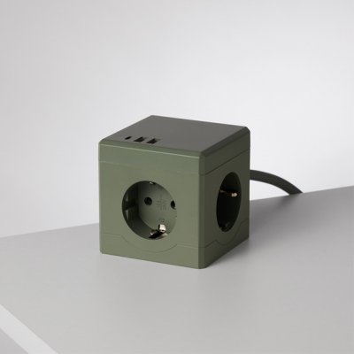Plug Kub stikdåse i grøn med 3 jordede stikkontakter, 2 USB-A og 1 USB-C.