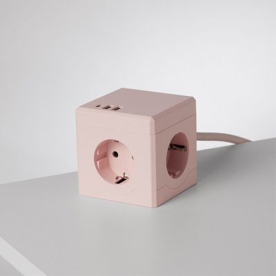 Plug Kub stikdåse i rosa med 3 jordede stikkontakter, 2 USB-A og 1 USB-C.