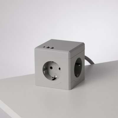 Plug Kub stikdåse i grå med 3 jordede stikkontakter, 2 USB-A og 1 USB-C.