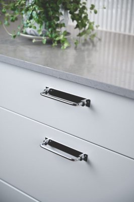 Limone håndtag rustfri look monteret på hvid skuffefront, CC 128 / 160 / 224 mm