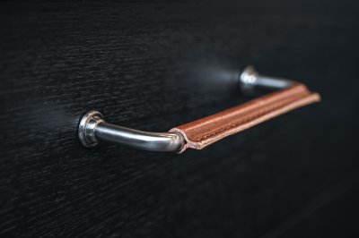 Burano læderhåndtag i krom monteret på køkkenlåge i skandinavisk stil