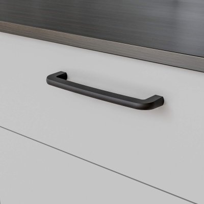 Visby køkkenhåndtag i mat sort monteret på hvid køkkenlåge