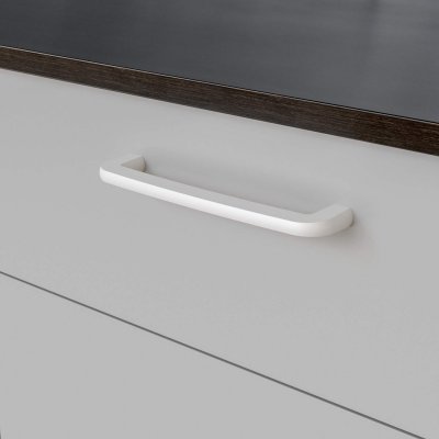 Hvidt Visby køkkenhåndtag med elegant greb – passer til flere CC-mål