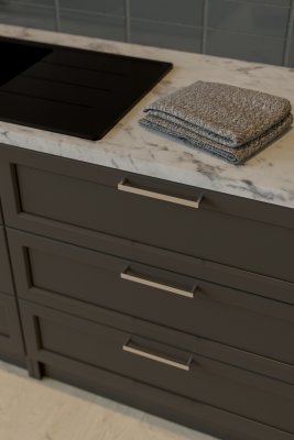 Sala messinghåndtag monteret på låge