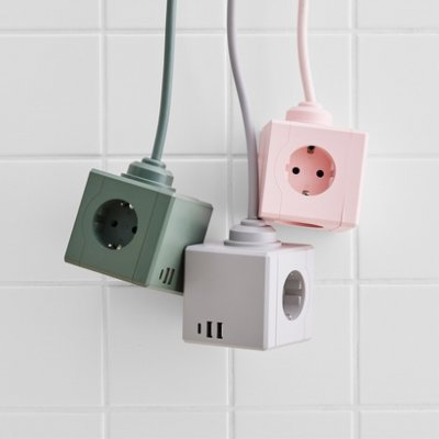 Plug Kub stikdåse i grøn, grå og rosa med 3 jordede stikkontakter, 2 USB-A og 1 USB-C.