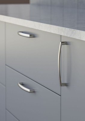 Celano greb i rustfri look med afrundet greb og børstet finish