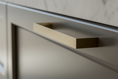 Sala messinghåndtag monteret på låge