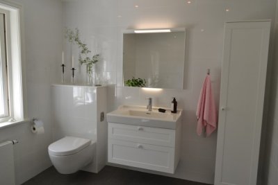 Verna porcelænsknop i krom – hvid rund porcelænsknop med blank metalltop fra KunGreb