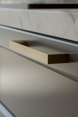 Sala mat messinghåndtag monteret på låge